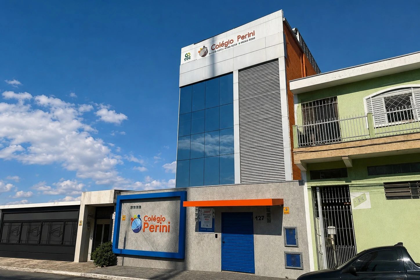 Fachada do Colégio Perini em Carapicuíba